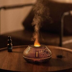 Difusor de aromas ultrasónico con efecto llama y luz LED creando un ambiente relajante en el hogar.